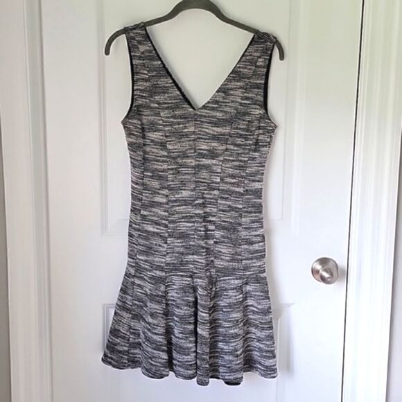 Banana Republic Black and Cream Fit and Flare Tweed Sleeveless Dress - Size 4 - Picture 3 of 16